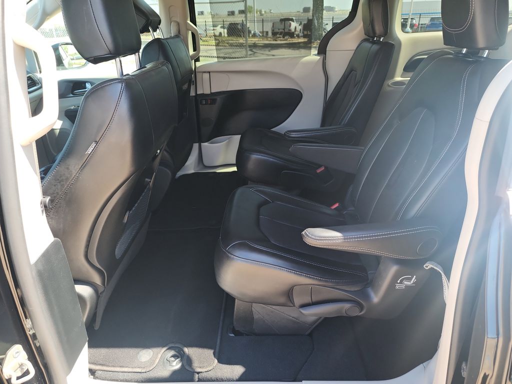 2024 Chrysler Pacifica Touring L photo