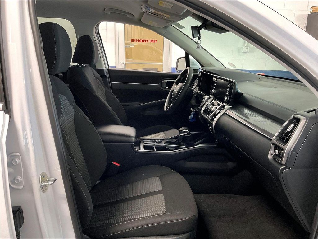 2023 Kia Sorento — photo 11