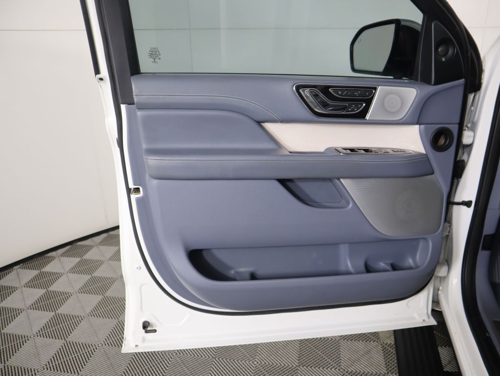 Thumbnail: 2021 Lincoln Navigator L - 25