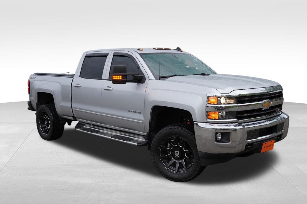 Silver Ice Metallic 2018 Chevrolet Silverado 2500HD Pickup Truck Four-Wheel Drive 6-Speed Automatic Overdrive