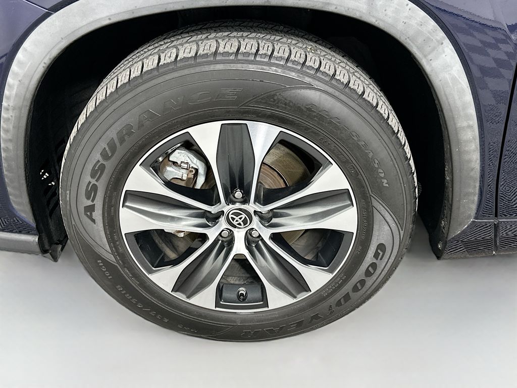 Thumbnail: 2020 Toyota Highlander - 32