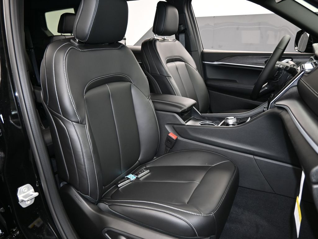 Used 2025 Diamond Black Crystal Pearlcoat Jeep Limited image 40