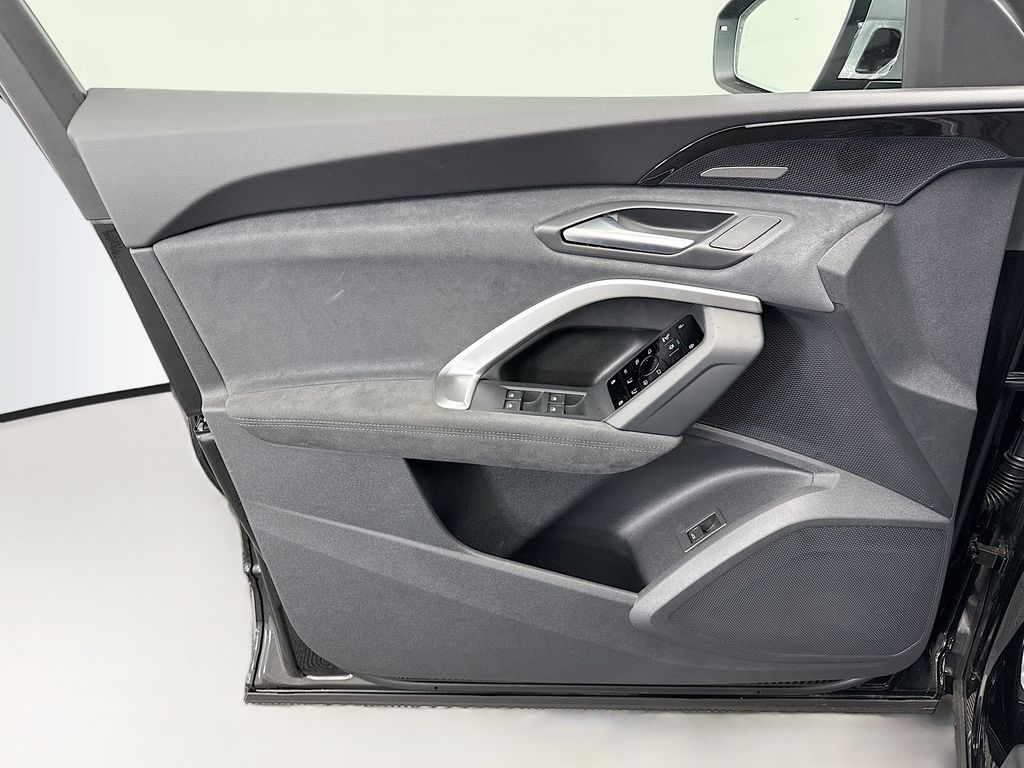 Thumbnail: 2025 Audi SQ5 - 23