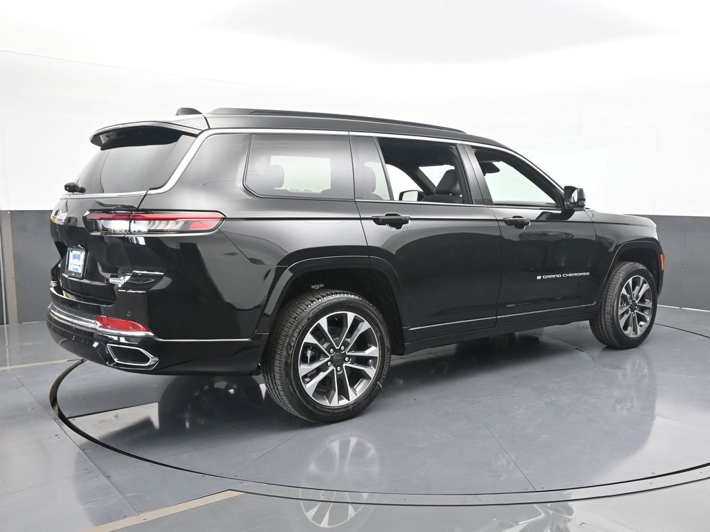 New 2025 Diamond Black Crystal Pearlcoat Jeep Overland image 6