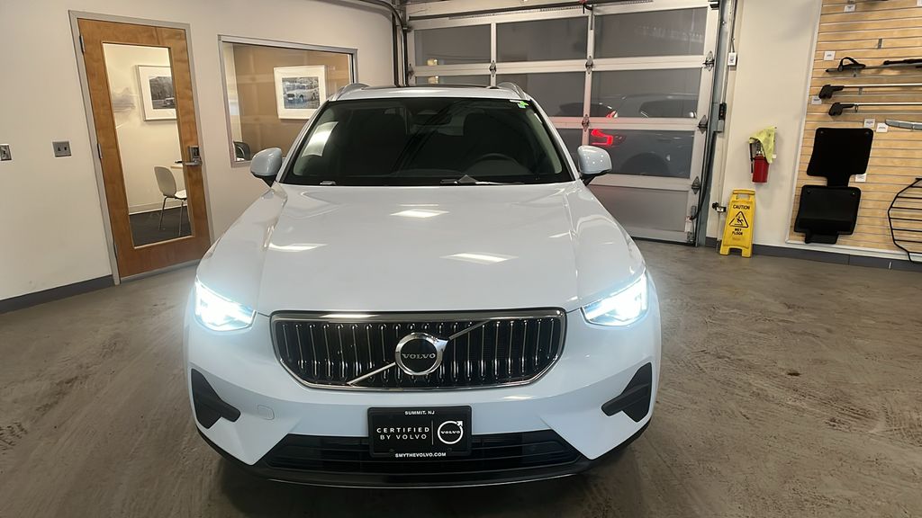 2025 Volvo XC40 B5 Core Bright Theme AWD