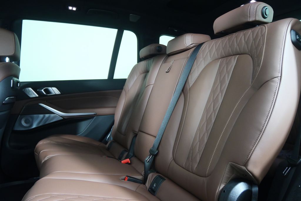 Thumbnail: 2026 BMW X7 - 16