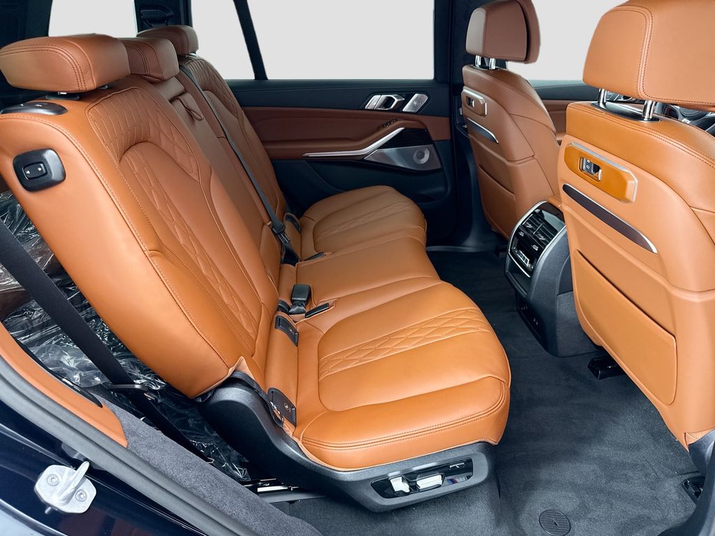 Thumbnail: 2027 BMW X7 - 21