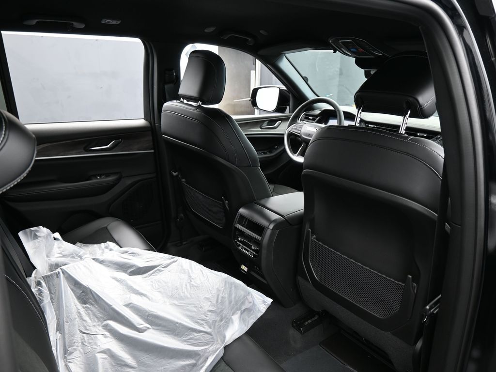 New 2026 Diamond Black Crystal Pearlcoat Jeep Laredo image 34