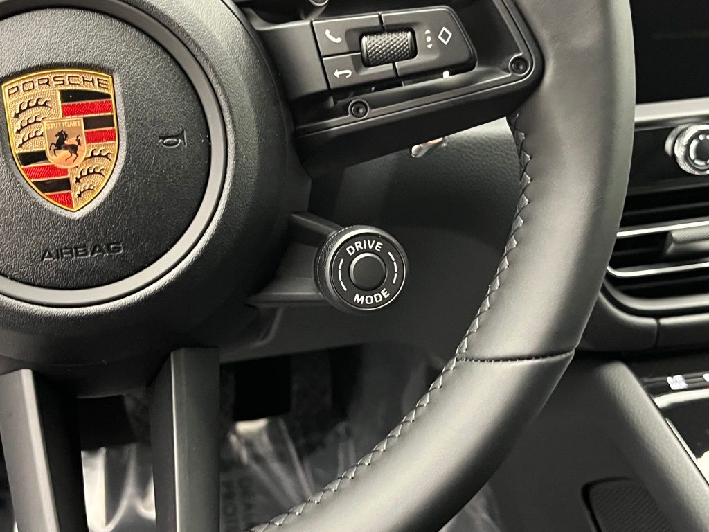 Thumbnail: 2026 Porsche Macan - 15