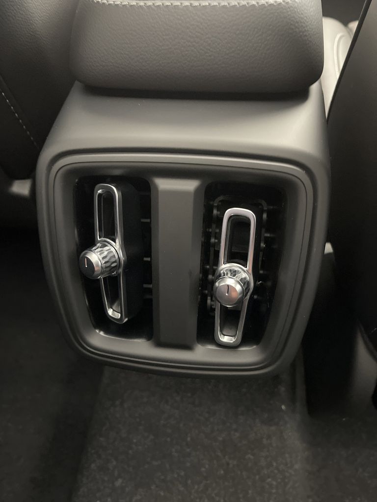 2024 Volvo XC40 Ultimate photo