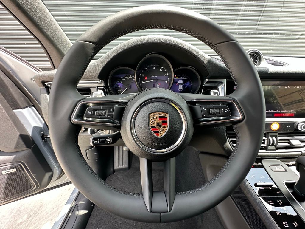 2025 Porsche Macan  19