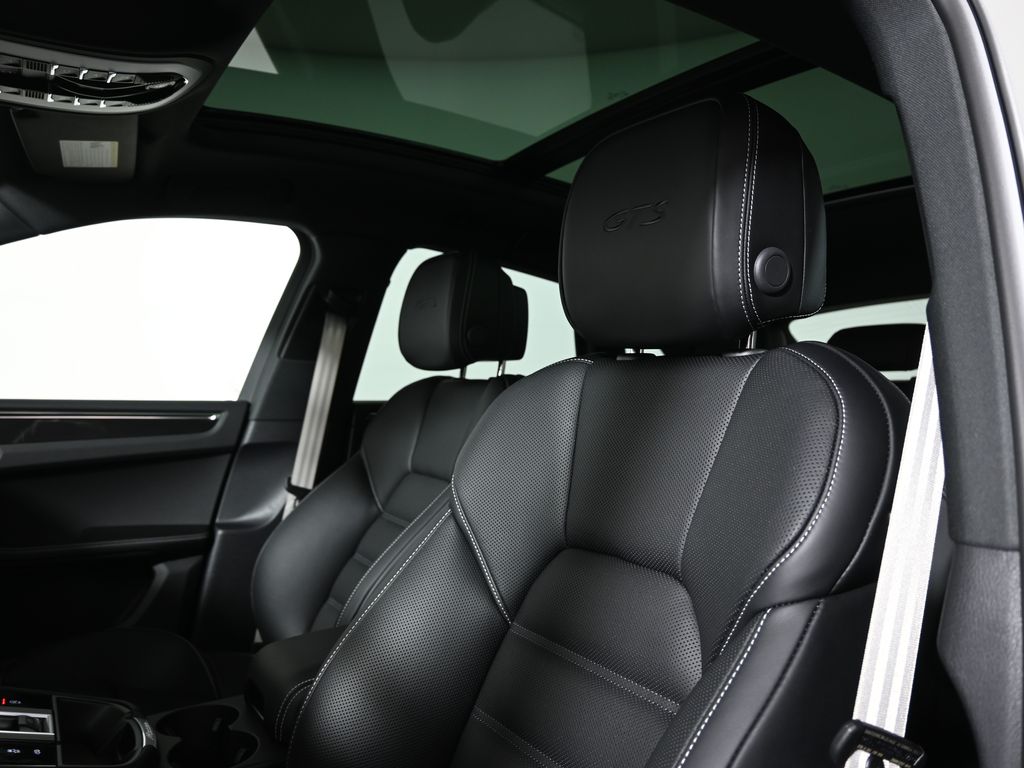 Thumbnail: 2026 Porsche Macan - 15