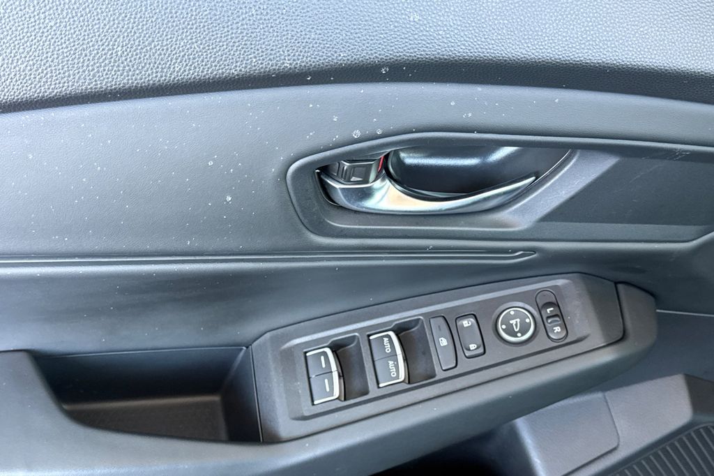 Used 2025 Meteorite Gray Metallic Honda SE image 13