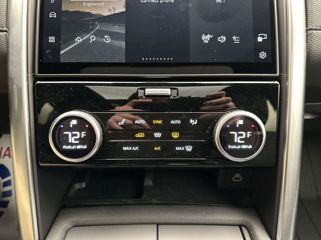 2024 Land Rover Discovery Dynamic SE 18