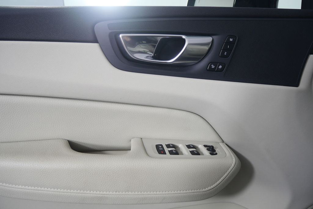 Thumbnail: 2021 Volvo XC60 - 8