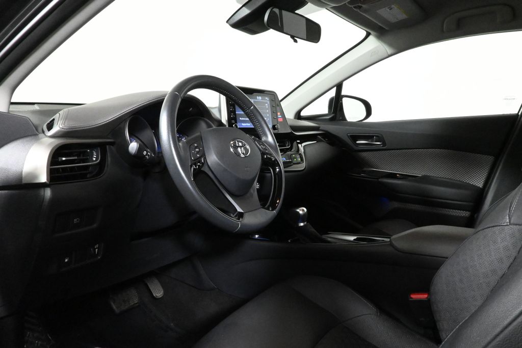 2022 Toyota C-HR XLE 16
