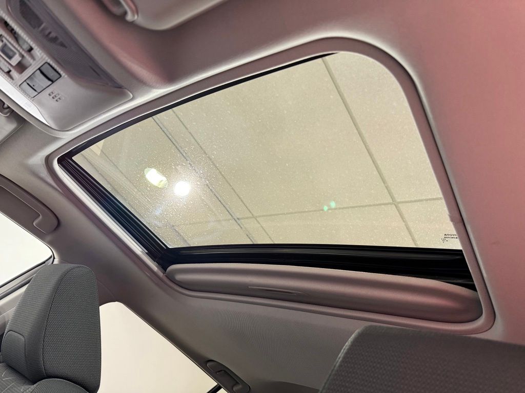 Thumbnail: 2022 Toyota RAV4 - 18