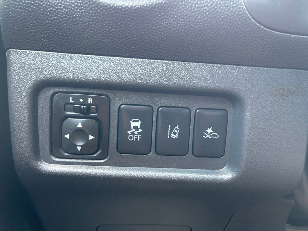 Used 2022 Black Mitsubishi SE image 19
