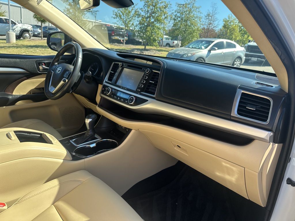 Used Car 2019 Toyota Highlander  Xle For Sale Under $25,000 In Austin, Texas
