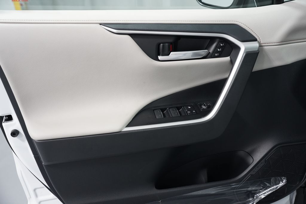 Thumbnail: 2025 Toyota RAV4 - 32