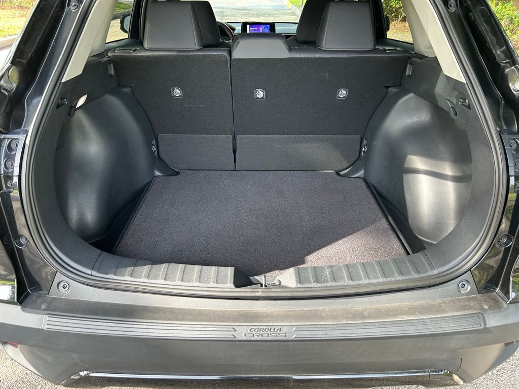 2024 Toyota Corolla Cross LE 10
