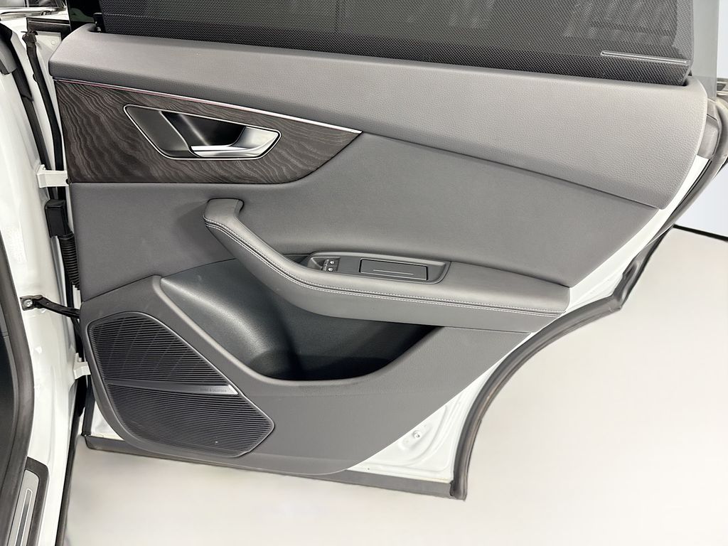 Thumbnail: 2023 Audi Q8 - 26