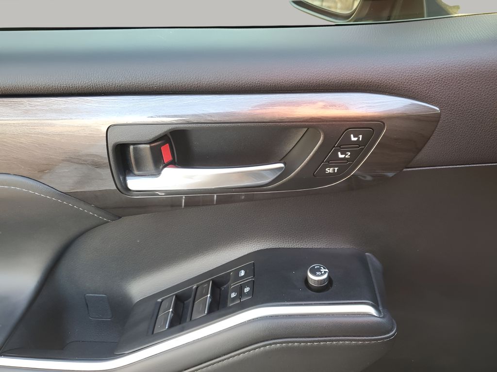 Used Car 2020 Toyota Highlander  Platinum For Sale Under $35,000 In Austin, Texas