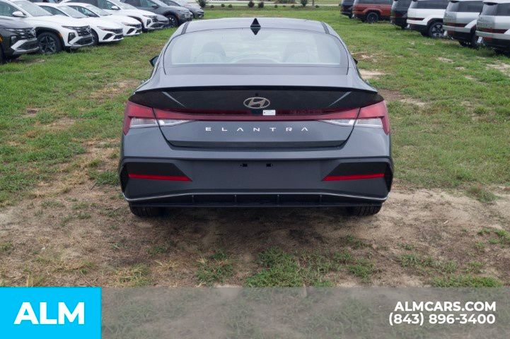 Used 2025 Gray Hyundai SEL Sport image 6