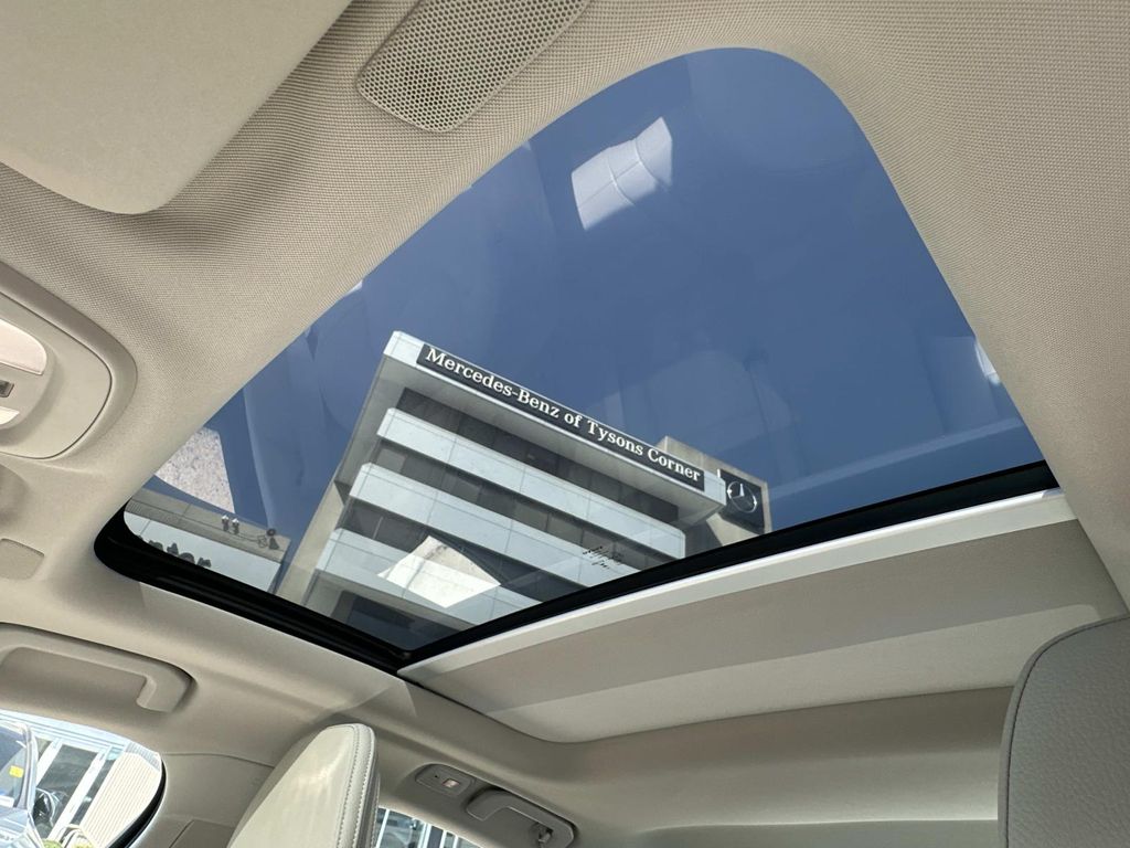 Thumbnail: 2024 Volvo S60 - 17