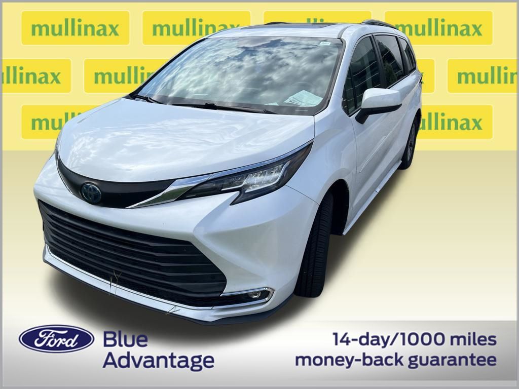 2022 Wind Chill Pearl Toyota Sienna XLE FWD Van