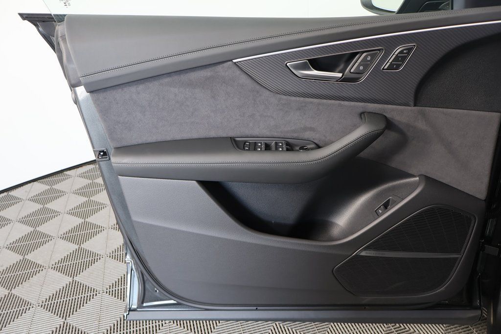 Thumbnail: 2026 Audi RS Q8 - 7