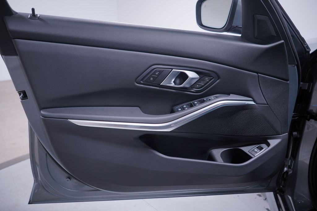 Thumbnail: 2025 BMW 3 Series - 10