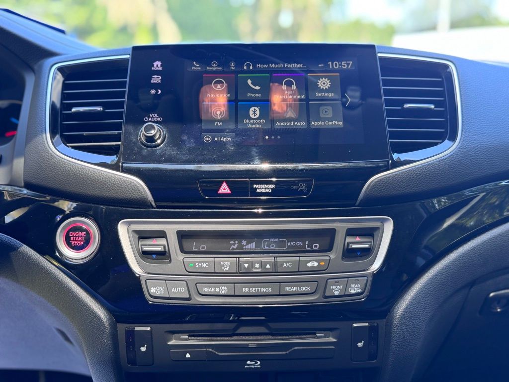 2020 Honda Pilot Touring w/Rear Captain's Chairs
