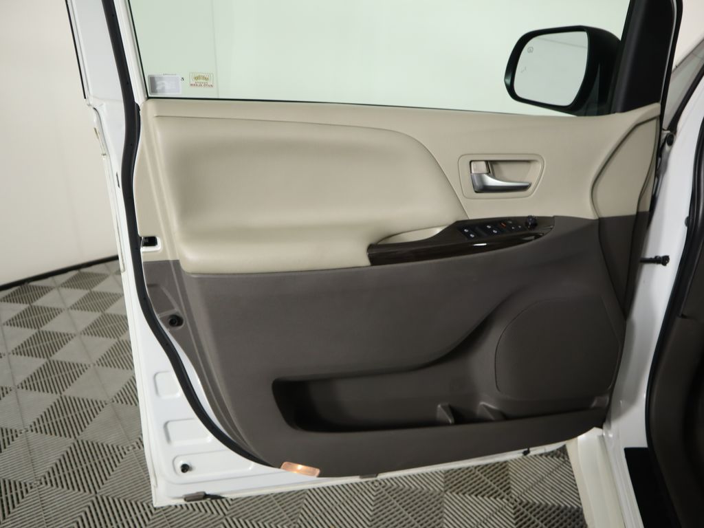 2020 Toyota Sienna XLE 27