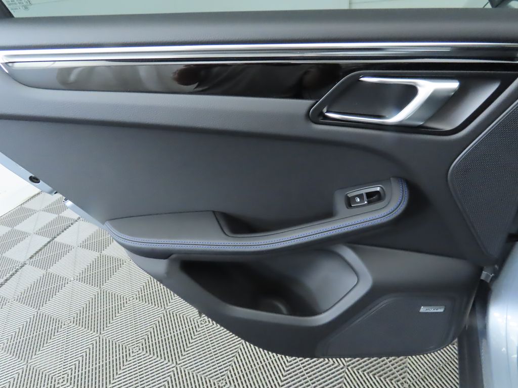 Thumbnail: 2025 Porsche Macan - 29