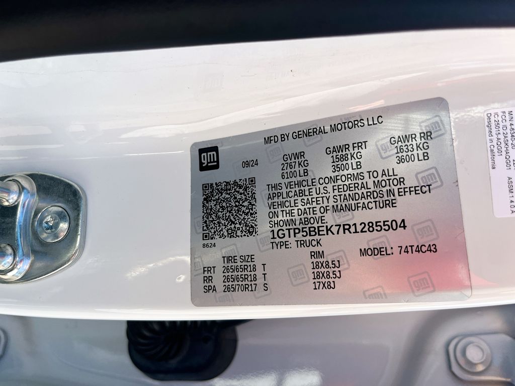 Used 2024 White GMC Elevation image 31