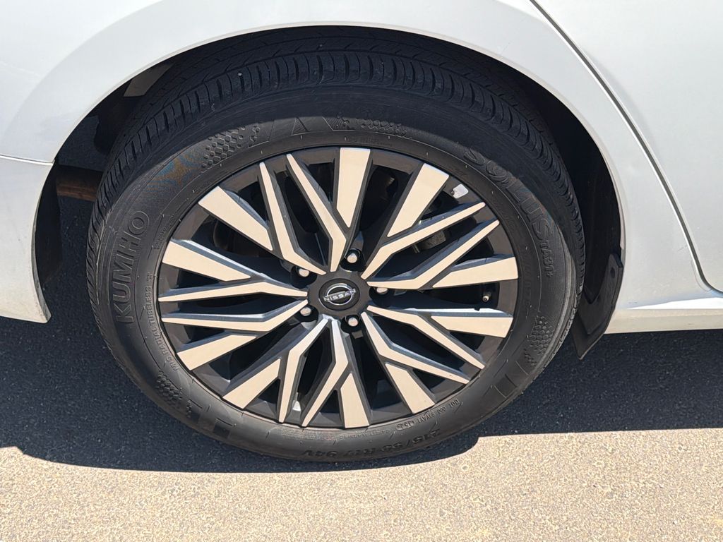 Used 2025 White Nissan 2.5 SV image 17