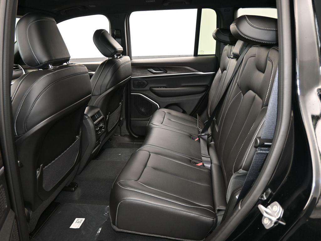 New 2026 Diamond Black Crystal Pearlcoat Jeep Limited image 29