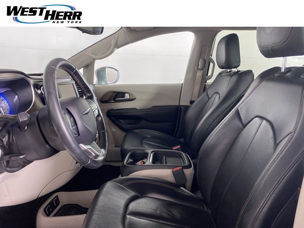 Used 2018 Silver Chrysler Touring L image 14