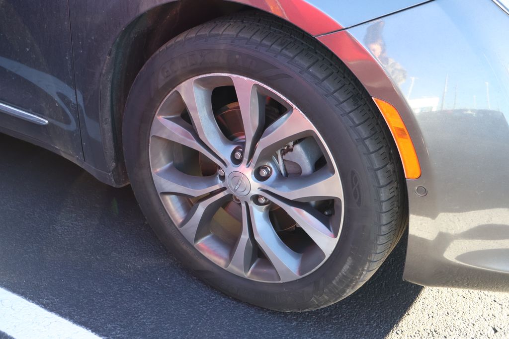 Thumbnail: 2018 Chrysler Pacifica - 5