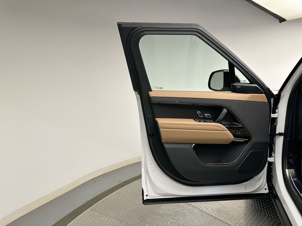 Thumbnail: 2025 Land Rover Range Rover Sport - 9