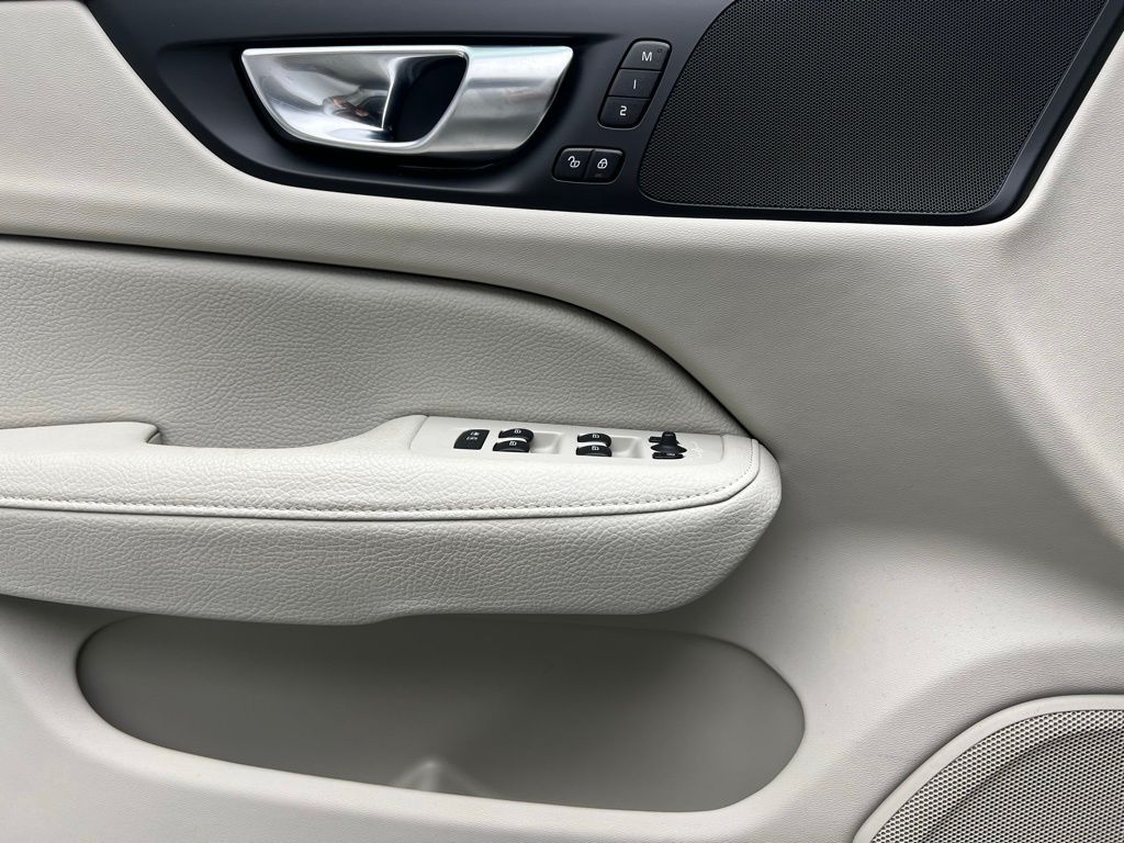 Thumbnail: 2022 Volvo S60 - 20