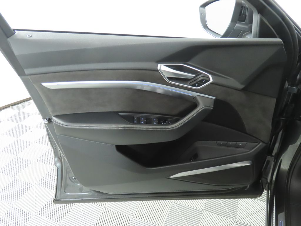 Thumbnail: 2019 Audi e-tron - 26