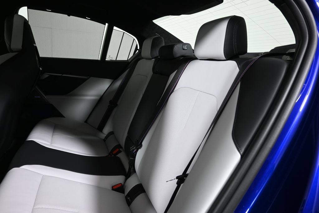 Thumbnail: 2026 BMW M5 - 4