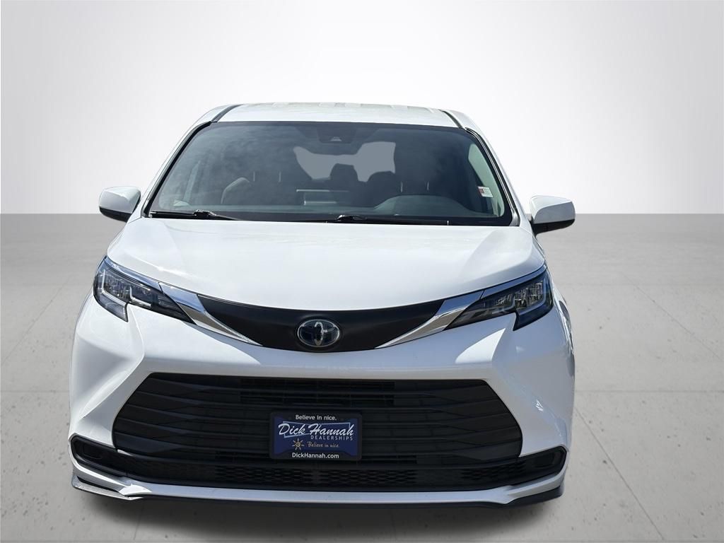 2023 Toyota Sienna LE