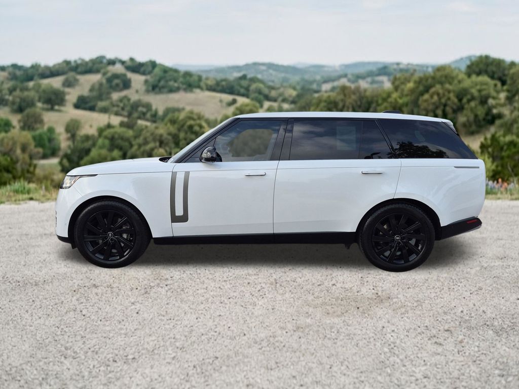 Used 2024 White Land Rover SE image 5