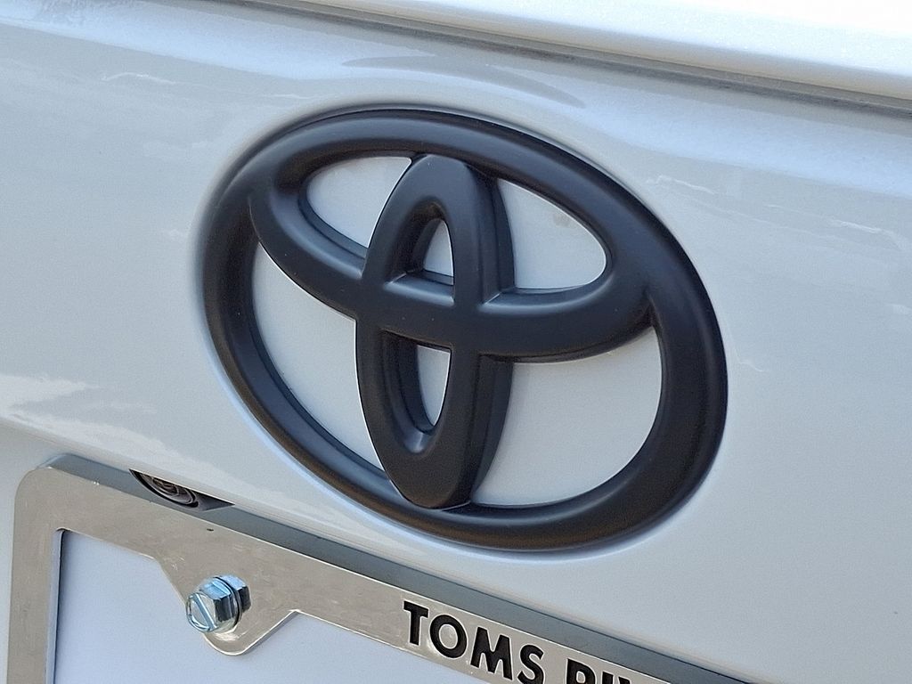 2025 Toyota RAV4 XLE Premium 18
