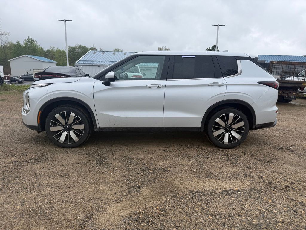 2025 Mitsubishi Outlander SE Silver at South Hills Kia