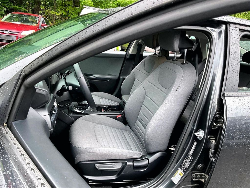 2025 Kia K4 — photo 10
