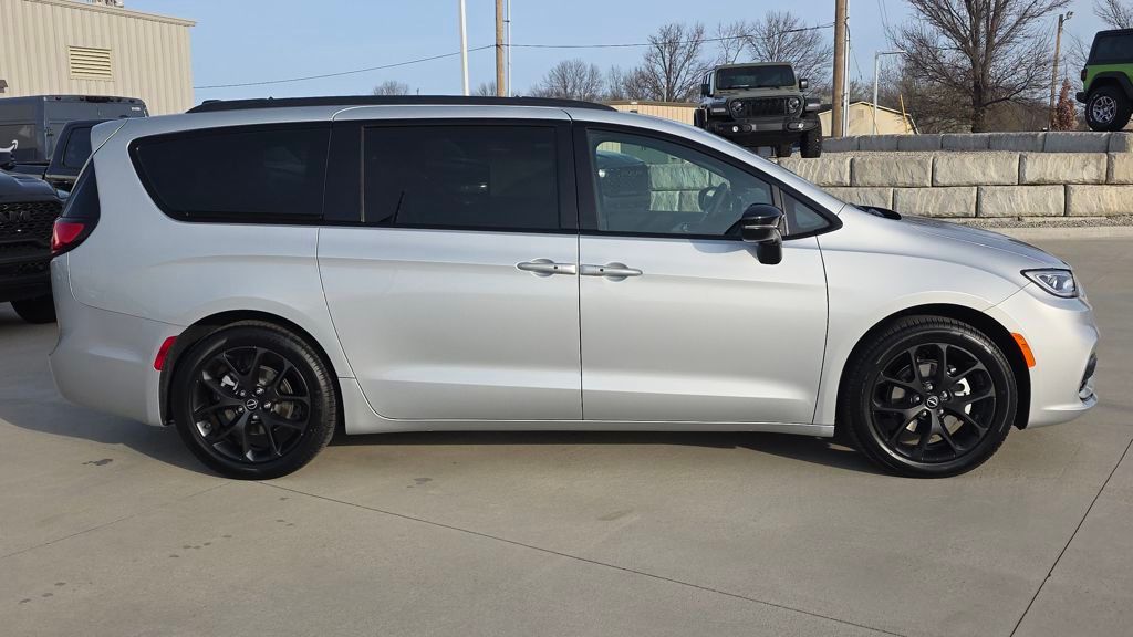 View vehicle photo 6